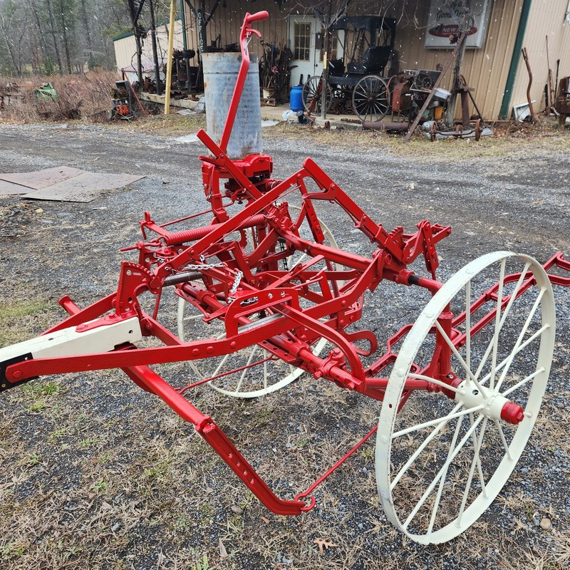 IH Cultivator w/sidedresser